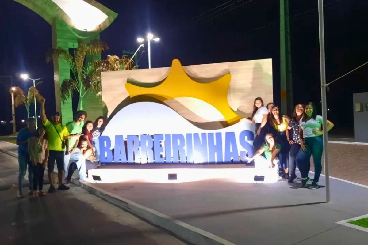 Turistas na placa de Barreirinhas à noite